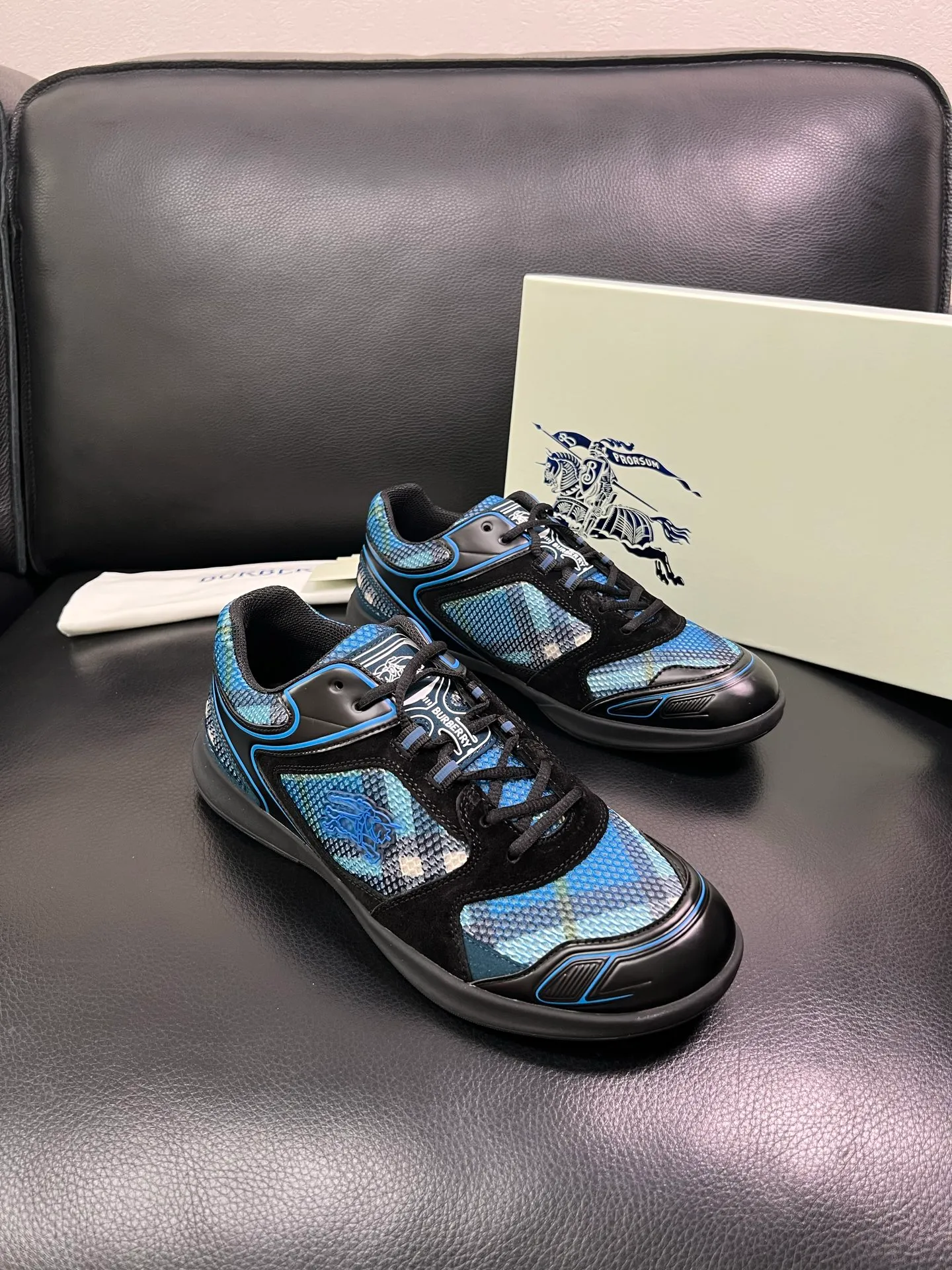 Men's shoes 💰740 BURBERRY top crafts Burberry counter synchronization, original factory configuration imported cowhide fabrics from Italy, high-quality complex splicing process, imported cowhide inner pads, breathable and comfortable, soles: original soles specially provided by the original factory, original and single goods High quality welcome to compare, code number 38-44 (customized 45 46) 85855